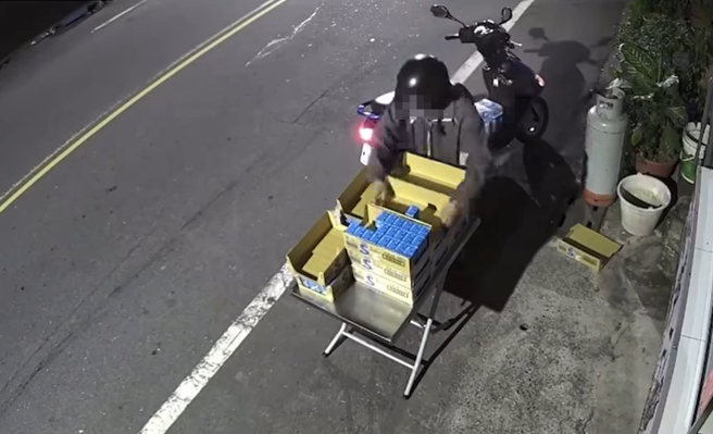有民眾趁着大甲妈祖遶境活动，竟然于深夜无人时，将店家摆放户外的10多箱结缘饮料全搬走。（图／翻摄自脸书爆料公社公开版）