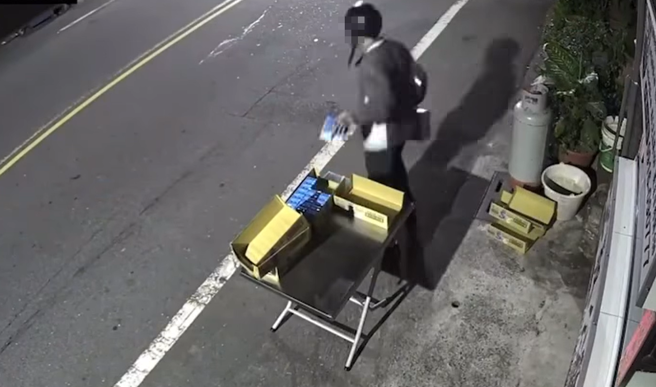 有民眾趁着大甲妈祖遶境活动，竟然于深夜无人时，将店家摆放户外的10多箱结缘饮料全搬走。（图／翻摄自脸书爆料公社公开版）