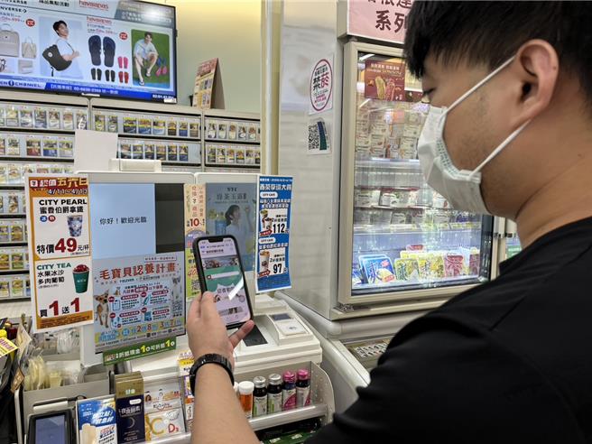 民眾可在超商门市电子萤幕扫描QR CODE，即可透过线上至新北市动保处认养资讯。（图／新北市动保处）