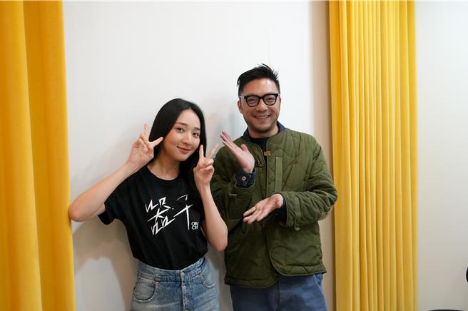 李沐(左)在简学彬(右)新片《器子》演高中生。（POP Radio提供）