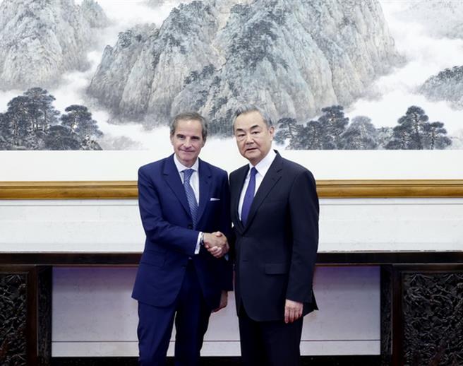 王毅会见国际原子能总署署长格罗西批美国不能任意妄为，歷史车轮不能倒退。（大陆外交部）