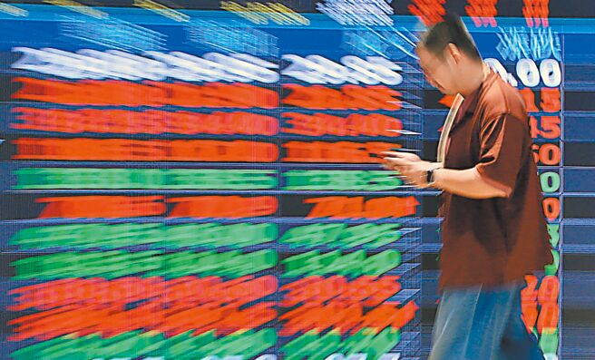 投资专家建议，台股这波本益比及股价净值比下修严重，此时可留意超跌、外资大买股，多属基本面优异，筛选股价低于5年线，外资4月来买超3亿元以上，有臻鼎-KY等13檔。图／本报资料照片