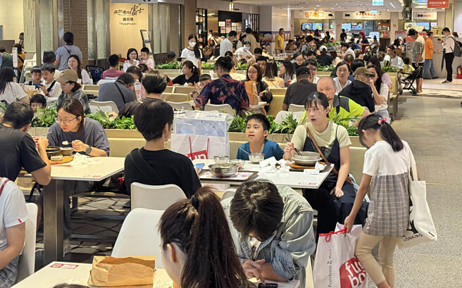 連鎖餐飲集團受惠展店效益並把握節慶商機，展現強大營運力。圖／本報資料照片