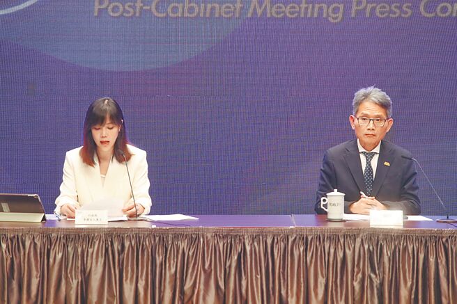 美國對我關稅新制延後上路，行政院院會10日通過「因應美國關稅我國出口供應鏈支持方案」。圖為院會後記者會。（王英豪攝）