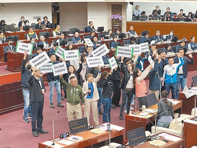 台北市長蔣萬安10日赴議會施政報告並接受質詢，在上台報告前遭民進黨議員杯葛、抗議。（丁上程攝）