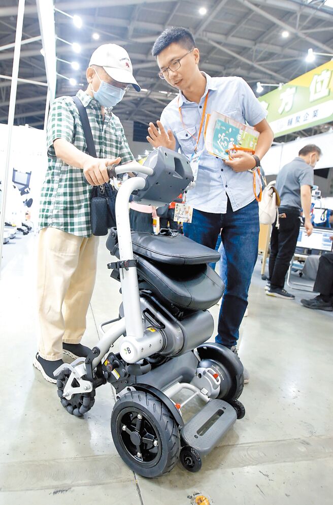 卫福部预计明年7月推出智慧科技辅具全租赁方案，图为业者展示智慧科技辅具。（本报资料照片）