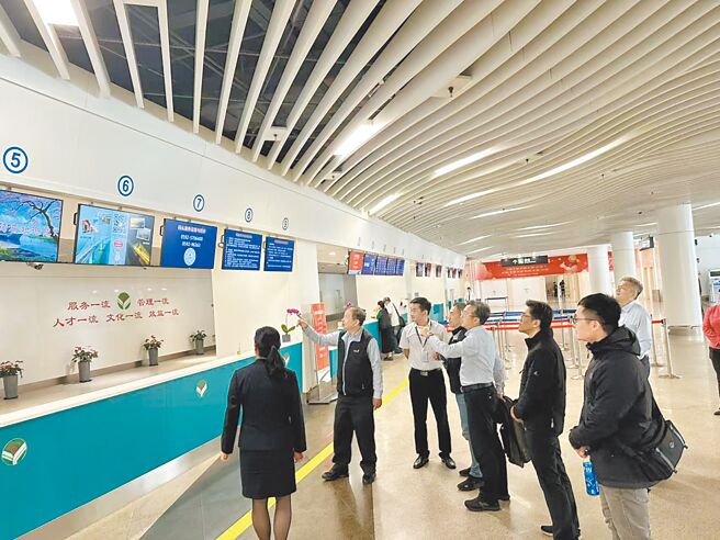 金门县政府于厦门五通码头售票处投放观光资讯宣传广告，推广「金门行动旅服」，让旅客轻松扫描就能获取第一手旅游资讯，快速掌握行程规画与地方特色。（金门县政府提供／于家麒金门传真）