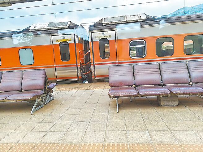 台铁台东金崙站美学工程施工中，民眾惊见月台座椅损坏，竟以木块撑场应急。对此，铁道局东部工程处澄清，座椅由站方负责维管，已拆除更换。（民眾提供／萧嘉蕙台东传真）