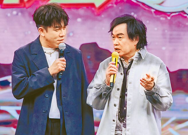 康康（右）、許志豪一同主持《綜藝一級棒》。（中視提供）