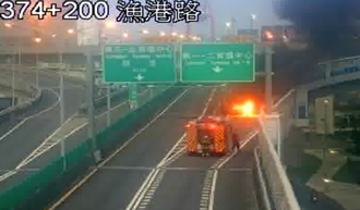 燃烧画面曝！国1南向高雄端轿车自撞火烧车 驾驶成焦尸