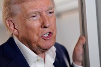 卫报：经济快崩溃 川普「国王」忙打小白球赴晚宴 完全脱离现实