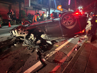 基隆凌晨23歲酒駕男連撞2車翻覆！車頭全爛 害副駕友人死亡