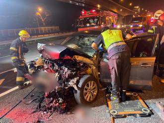 國1死亡車禍！賓士故障22歲女放警示牌 遭衝撞捲車底慘死