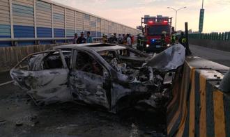 国1高雄端自撞匝道分隔岛 车辆陷火海驾驶成焦尸