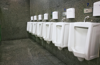 混血小網紅獨自去上男廁 母聽聞「驚悚路人對話」嚇傻險衝進廁所