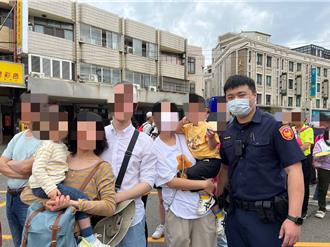 大甲媽祖回鑾路滿溫情！台法夫妻、輪椅嬤虔誠迎駕 警民助鑽轎