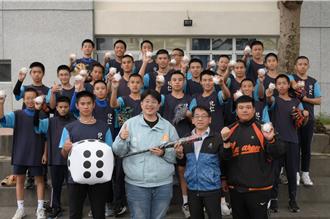 花莲化仁国中棒球队赴台东参赛 获市长转赠企业赞助金