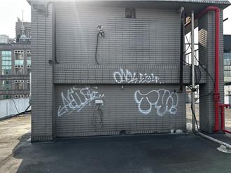 一時興起！闖台北東區大樓噴漆塗鴉 2日籍旅客慘了