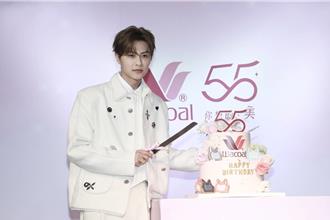 王子偏愛反差「黑色最性感」 親示範如何解開女伴內衣