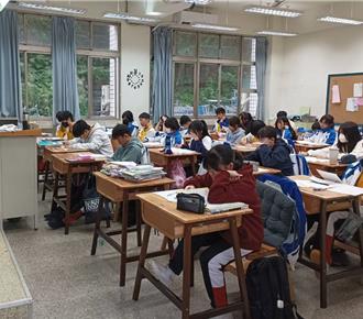 基隆斥4.4千万更新课桌椅 部分高中邀学子共同设计