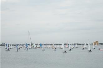 屏東大鵬灣帆船生活節開幕 百帆齊發場面超壯觀