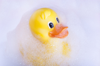 泡澡別帶黃色小鴨進去玩！醫示警超大地雷：恐得蜂窩性組織炎