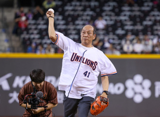 中職》雙獅會十周年渡邊久信開球 與郭俊麟笑談師徒情誼