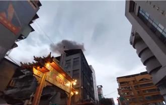 北市公寓「頂樓加蓋」悶燒 大量濃黑煙竄升！消防員急滅火