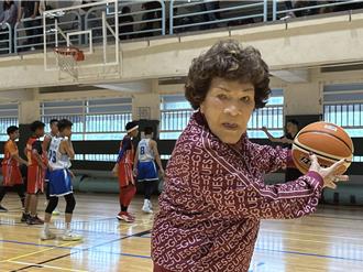 87歲周遊打籃球體力嚇嚇叫！ 爭相被小學生要求「親一下」