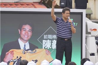 假日飛刀手陳義信現身高雄喊「花蓮很可憐」　3Q提高雄經驗籲「大罷免」