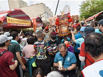 大甲媽回鑾近80位身障選手鑽轎腳 戴金牌要將榮耀獻給媽祖