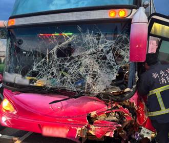 快讯》新北泰山重大车祸！游览车、休旅车对撞 车头全毁惨况曝