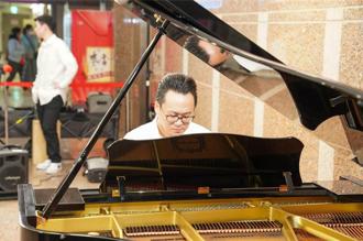 華航總座陳漢銘週末彈琴當志工 從音樂悟出經營眉角