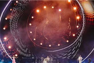 告五人首登高雄世运主场馆砸上亿 烟火齐发500台无人机创纪录