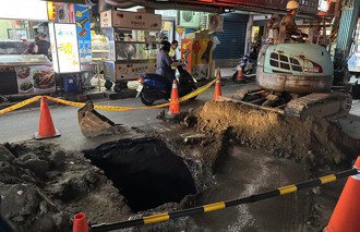 快訊》北市士林驚現天坑「擴大中」 緊急封鎖搶修