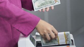 拋售美國潮 兩年首見 美元指數摜破100