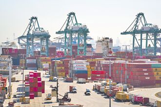 陸赴美貨輪訂艙量減半 美港口成停車場