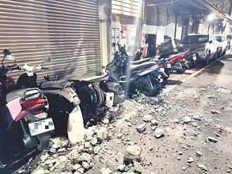 三重 海砂屋磁磚砸6機車 居民驚恐