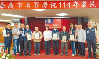 科技男種小黃瓜 獲選百大青農