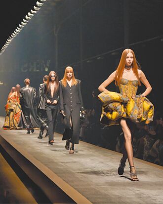 PRADA成功收购VERSACE