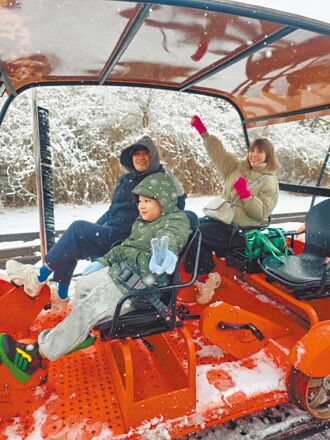 郭婷筠、彭正暴雪中騎車超狼狽