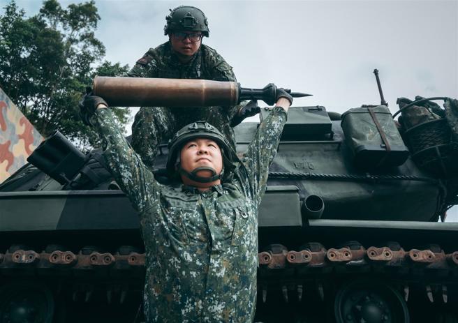 联兵2营日前相继完成战备装载、精神动员、重要目标防护等课目，昨日顺利完成作战计画鑑测。（记者陈怡璇摄）