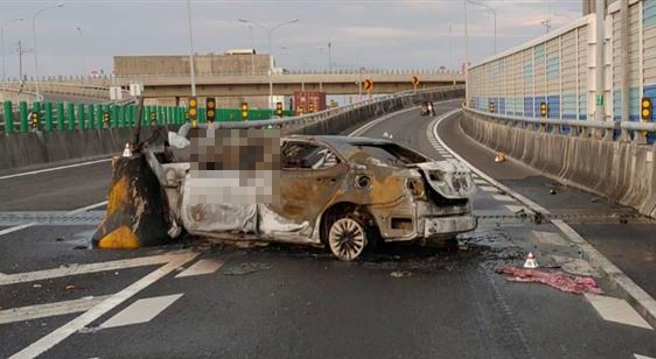 國1前鎮段自撞分隔島火燒車，駕駛活活燒死成焦屍。（翻攝畫面）