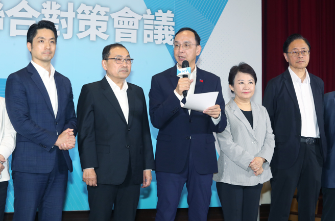 國民黨主席朱立倫（中）10日邀台北市長蔣萬安（左）、新北市長侯友宜（左二）、台中市長盧秀燕（右二）、桃園市長張善政（右）等藍營執政縣市長舉行會議，會後提出「四項聯合對策」聲明。（資料照／陳君瑋攝）