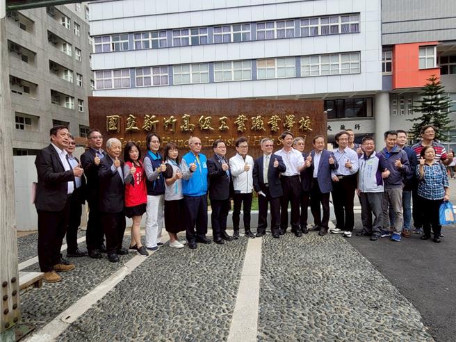 有81年歷史的新竹高工12日举行「81周年校庆园游会」及「新建校门落成揭牌典礼」，让竹工终有了新门面。（新竹高工提供／陈育贤新竹传真）