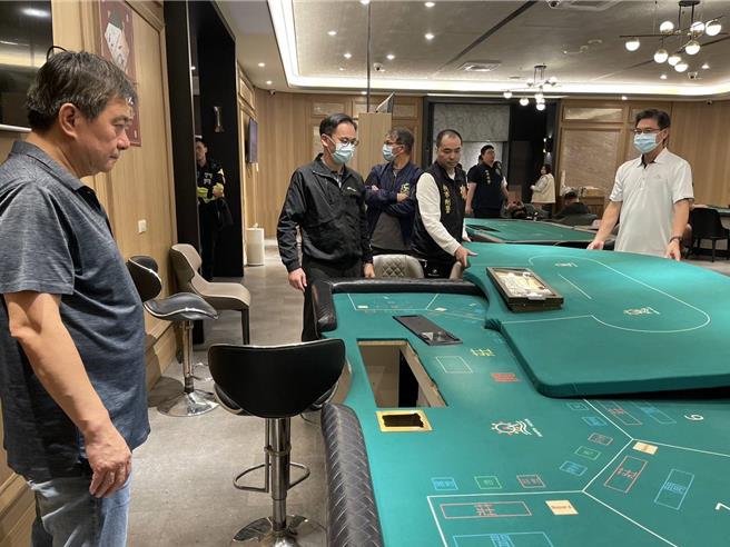 黃賭毒是黑幫重要金流命脈，桃園市桃園警分局執行雷霆除暴專案，日前破獲百家樂賭場，查獲35歲陳姓負責人、4名工作人員及62名賭客，並查扣賭資500餘萬元、賭具一批，依賭博罪嫌送辦。（警方提供）