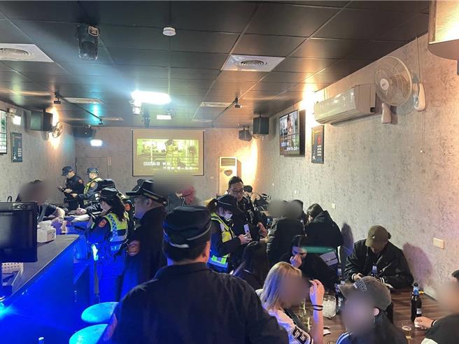 八德警分11日晚間執行雷霆除暴行動，掃蕩轄區易生危害場所，強化區域治安，保障公眾安全。獲槍砲案1件1人、毒品16件17人、竊盜15件15人、詐欺2件5人、通緝犯50人、酒駕4件4人及各類案件33件，出動126人次警力、臨檢39處場所，對轄內治安顧慮場所、易生聚鬥毆場所規畫擴大臨檢及路檢。（警方提供）