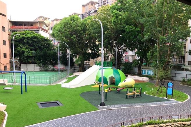 新店区福民公园近年透过市府老旧公园改善计画，提升公园设施与游乐空间，更是新店区少数拥有水池的公园。（新北市景观处提供）