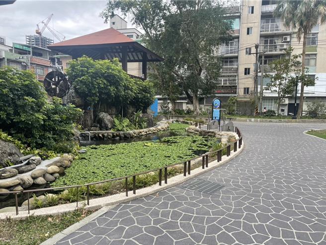 公园生态池池透过砌石、植栽，成为福民公园的一大特色。（新北市景观处提供）