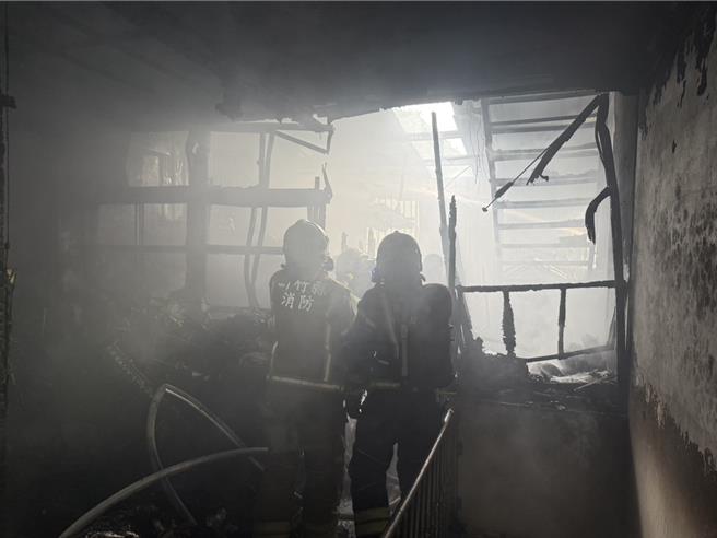 内湾老街12日上午民宅起火，3楼仓库延烧到隔壁，共计损失百万。（竹县消防提供／邱立雅竹县传真）